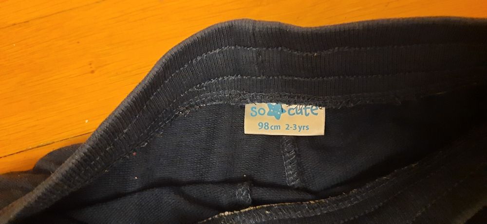 2 pary spodni chłopięcych w r. 98 granatowe dresowe i elegnckie