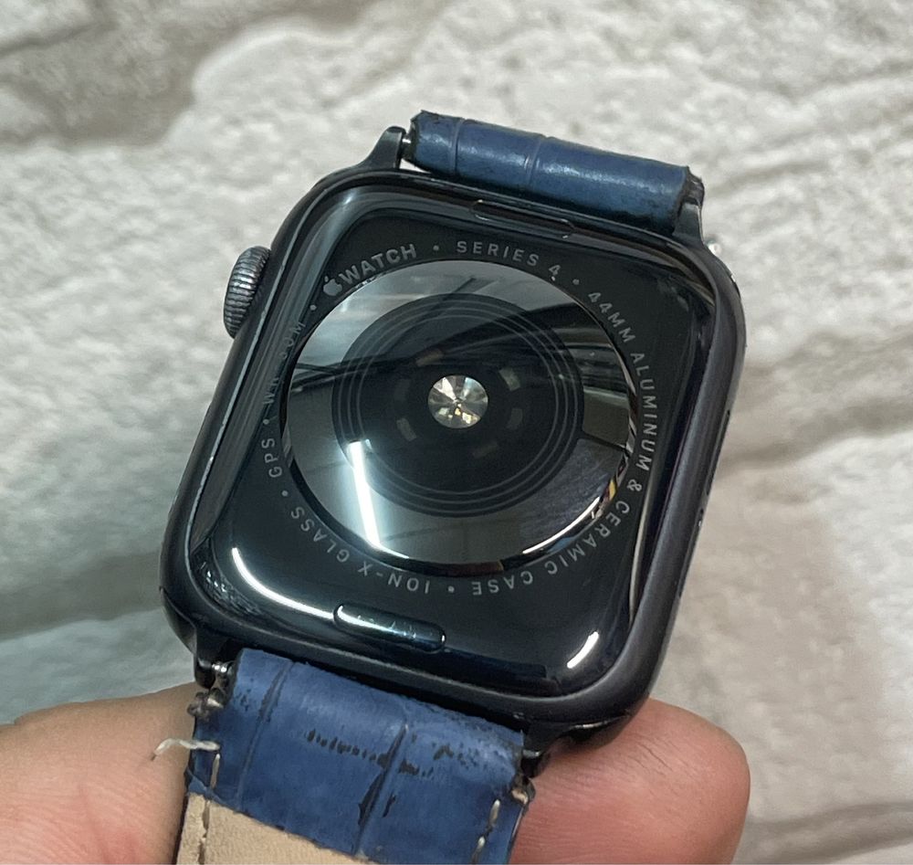 Смарт часы Apple Watch Series 4 GPS 44mm б/у