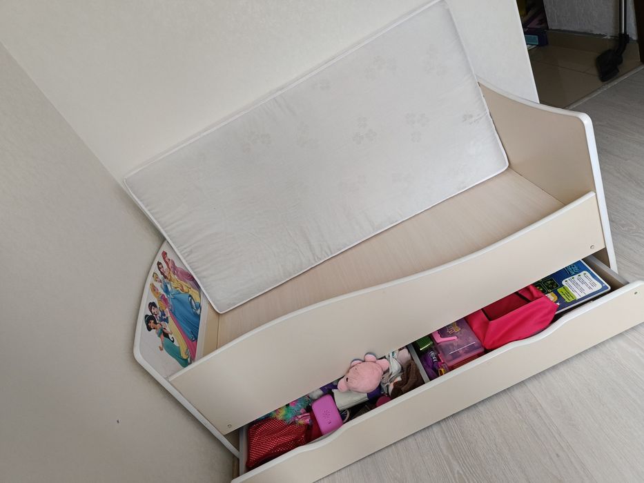 Детяче ліжко для дівчинки