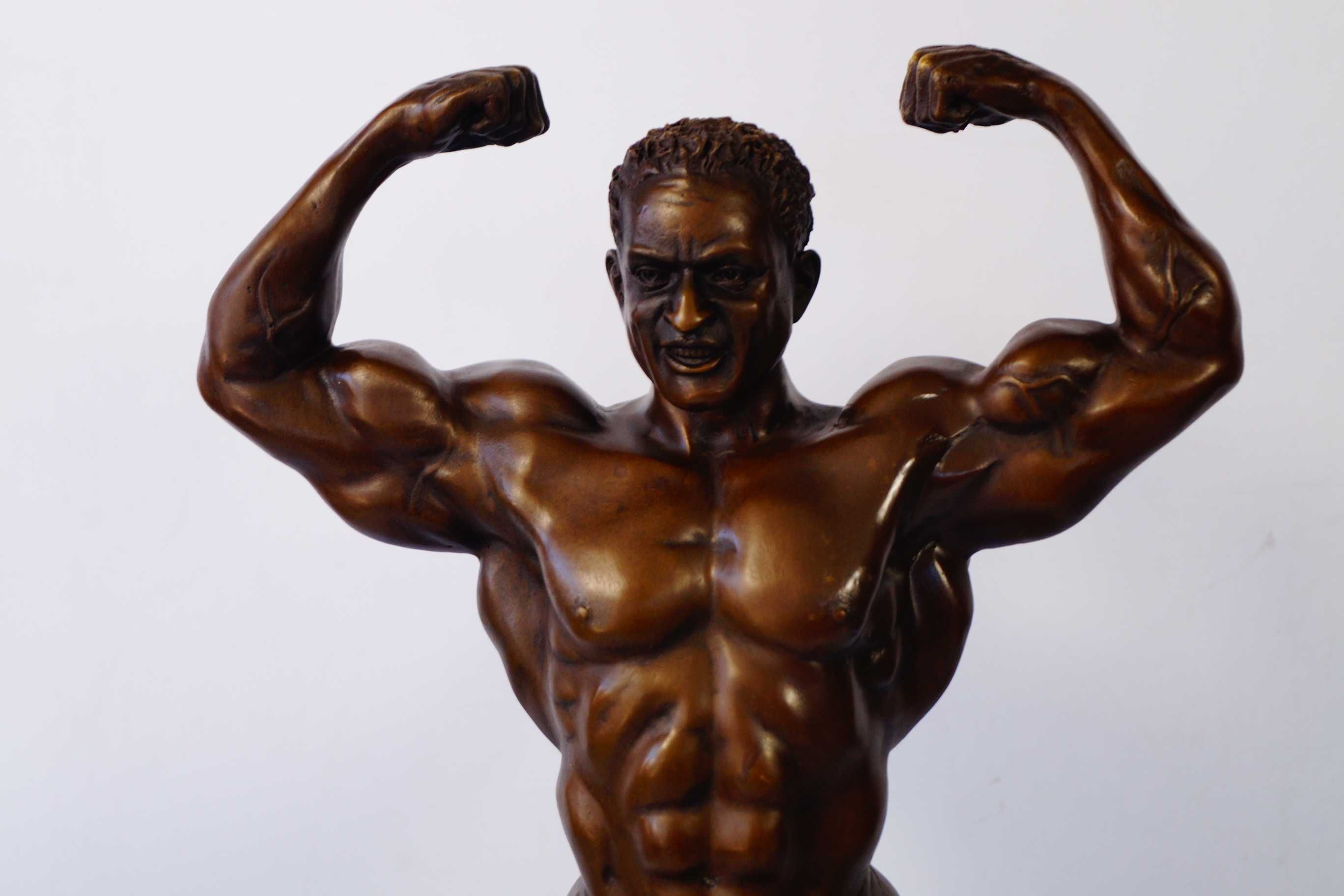 Kulturysta figura z brązu rzeźba statuetka