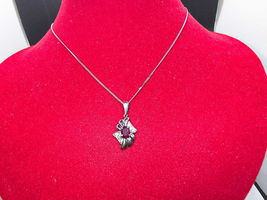 Platynowa zawieszka z rubinem i brylantami na łańcuszku, certyfikat