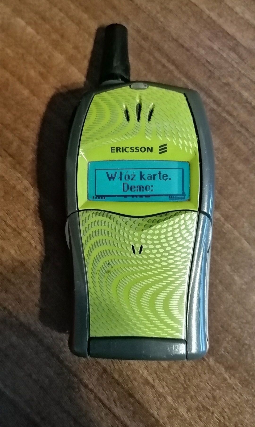 Ericsson T 20 z orginalną ładowarką.