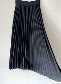 COS Czarna plisowana spodnica midi