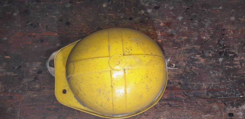 żółty kask ochronny, używany