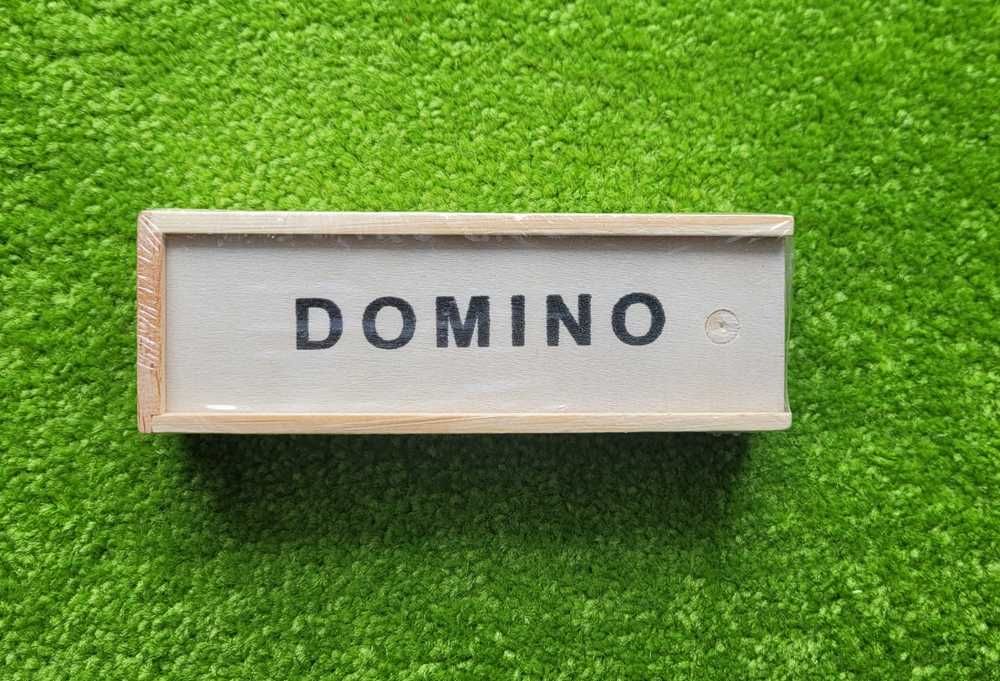 Domino w drewnianym pudełku