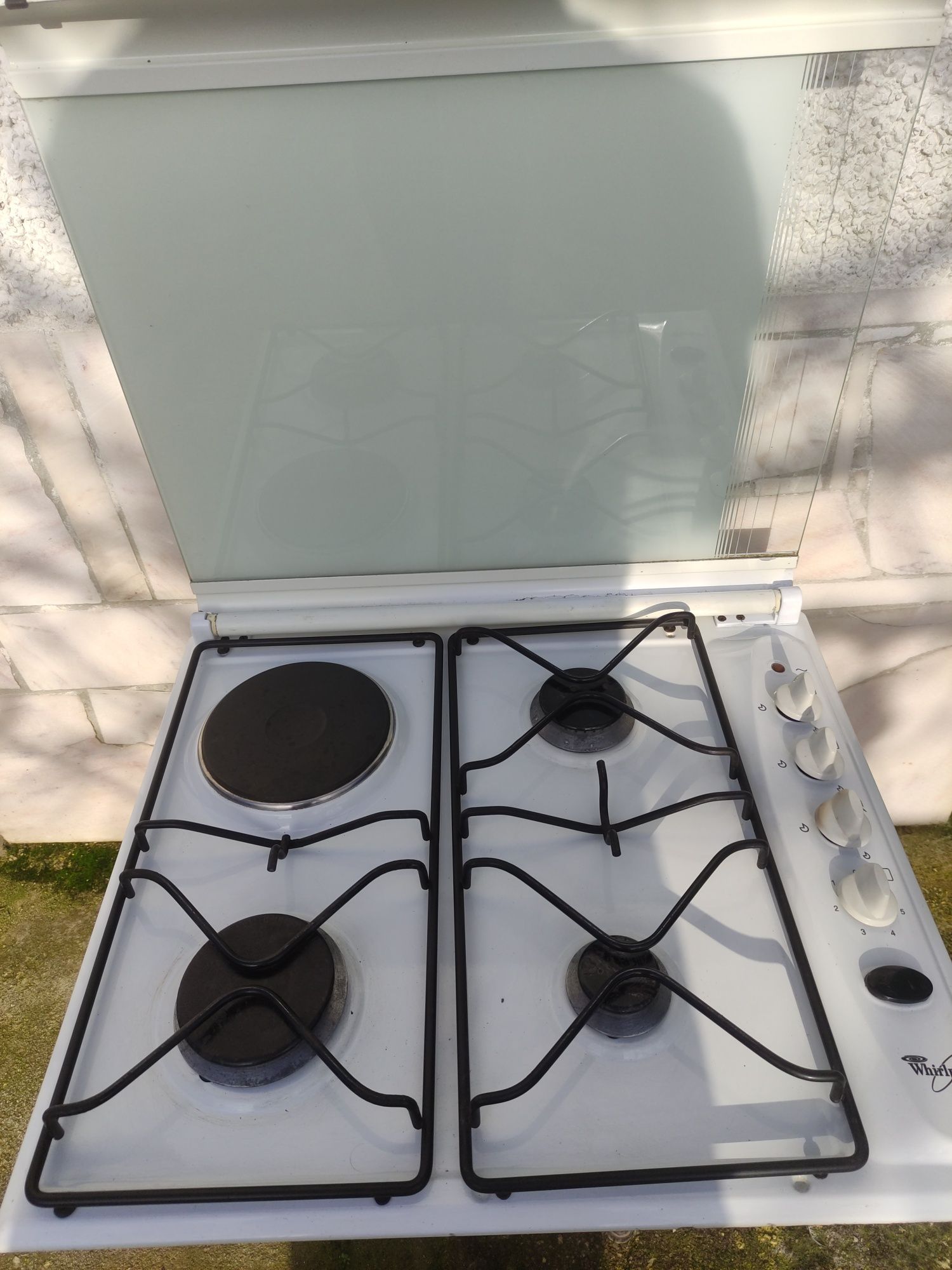 Placa com 3 bicos a gás e 1 elétrico