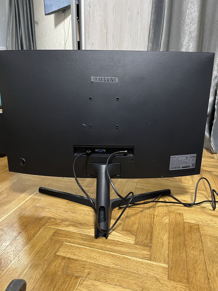 Вигнутий LED монітор SAMSUNG C27R500FHI