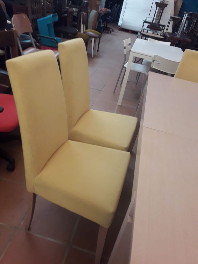 Conjunto de mesa com cadeiras