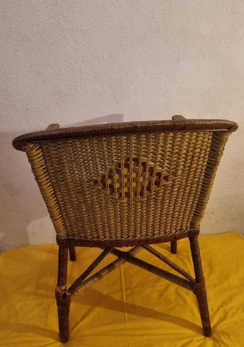 Cadeira Antiga em Vega para arranjo de uma das pernas restaurar