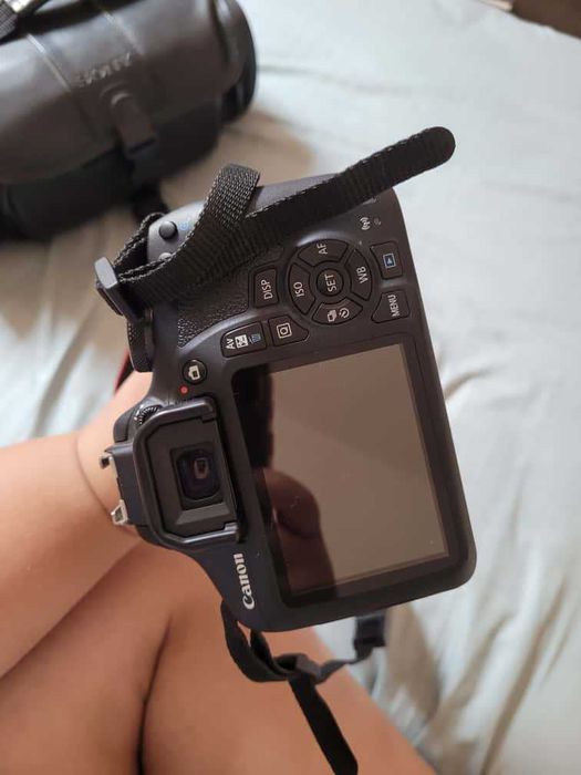 Câmera EOS Rebel T7+ com Lente EF-S 18-55mm IS II