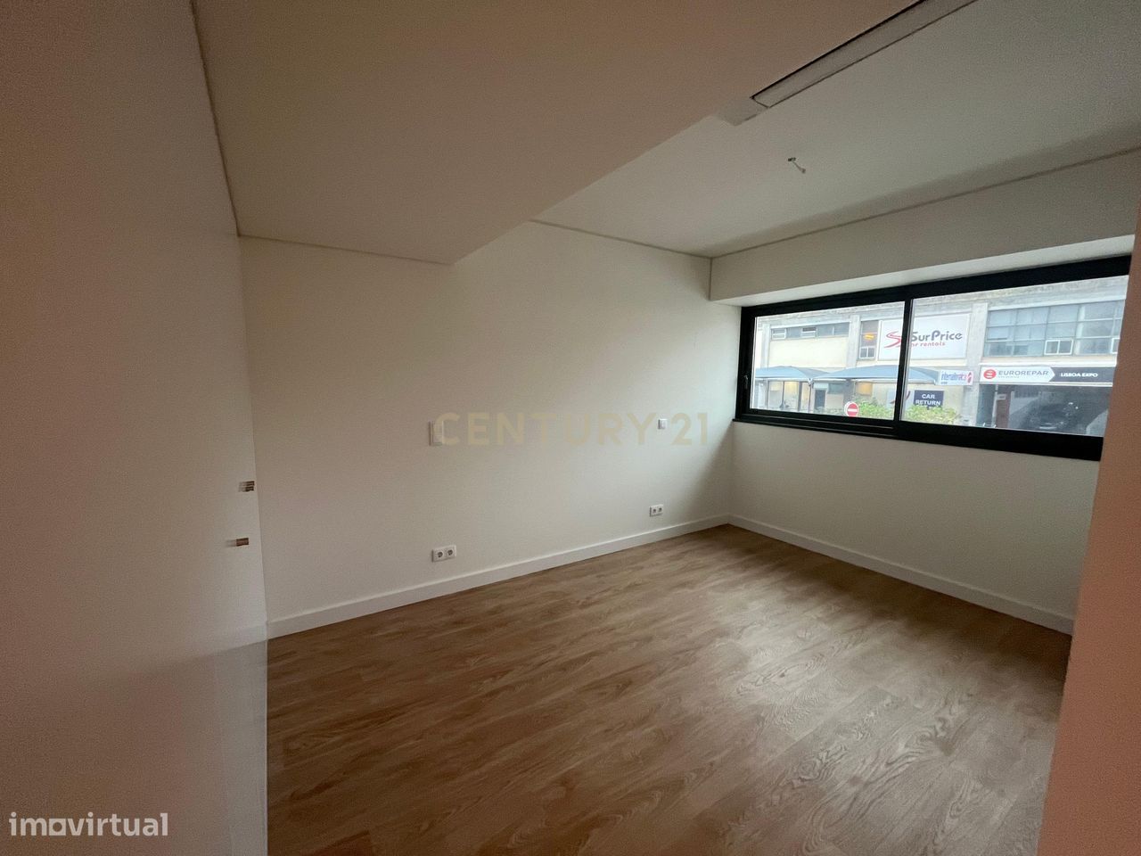 Ótimo T4 no Empreendimento VALRIO, com 189m2,  5WCs e dois parqueament