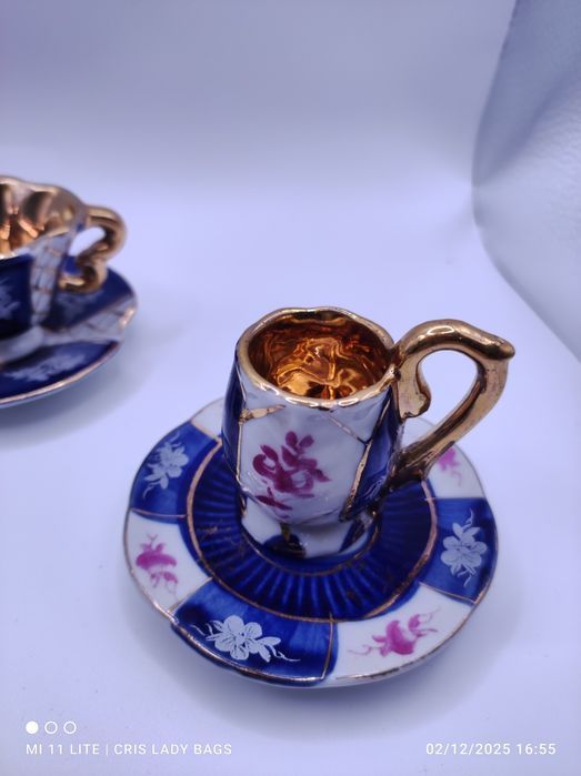 Conjunto de quatro mini chávenas de coleção azul e dourado