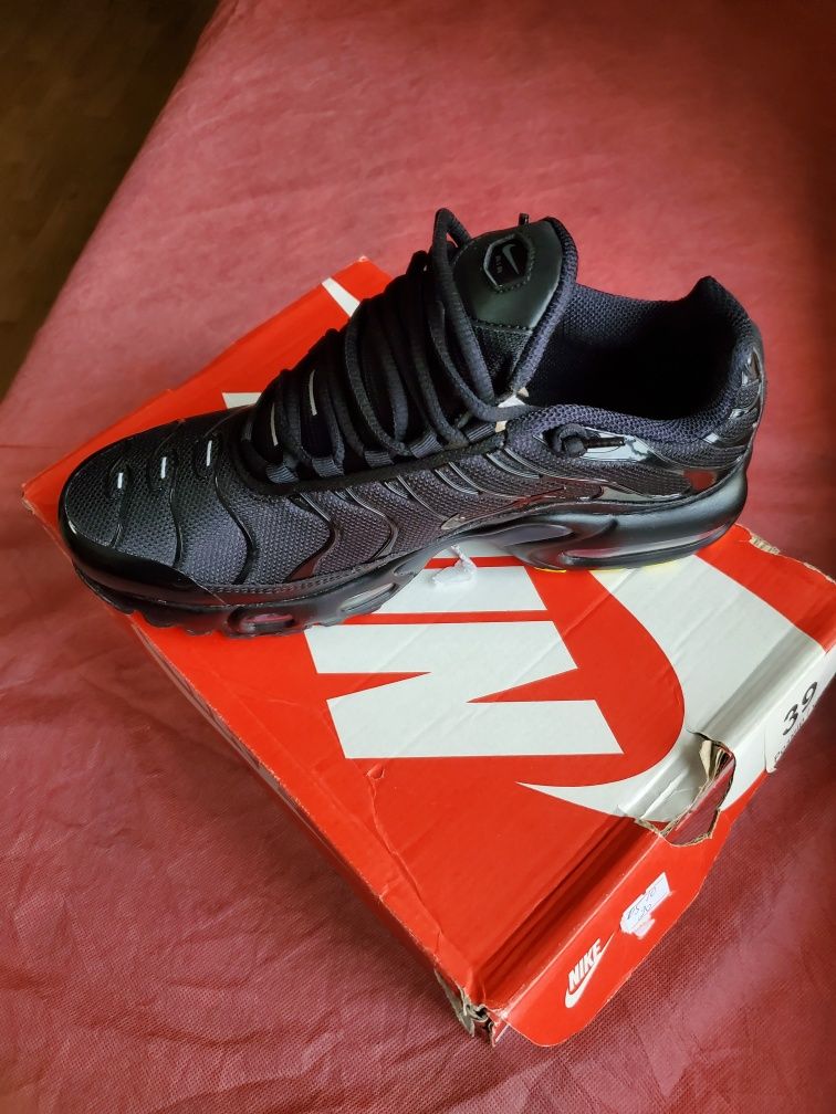 Продам нові орігігальні   Кроссовки  Nike Air Max Plus Triple Black
NI