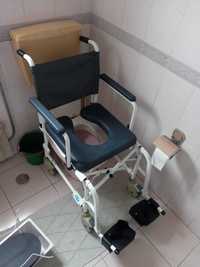 Cadeira de rodas de banho com sanitário