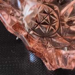 Cinzeiro quadrado cor rosa/salmão em vidro grosso trabalhado *