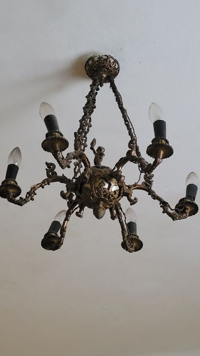 Żerandol mosiężny z figurką chłopca