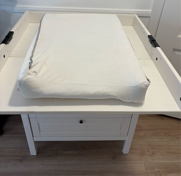 Łóżeczko dziecięce z materacem (60x120), komoda + przewijak (+gratisy)