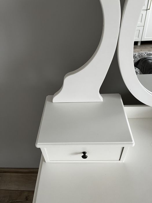 Toaletka biała z lustrem