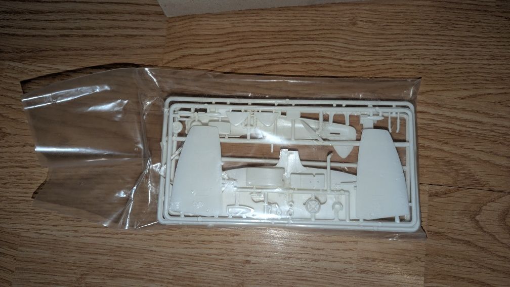 Kompletny model KP 1:72 Vickers Super marine Spitfire Mk. LF IXE
