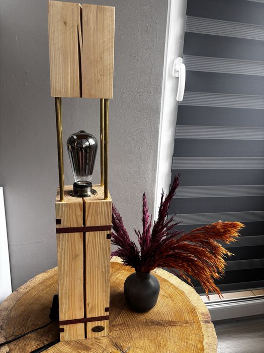 Lampa drewniana stojąca