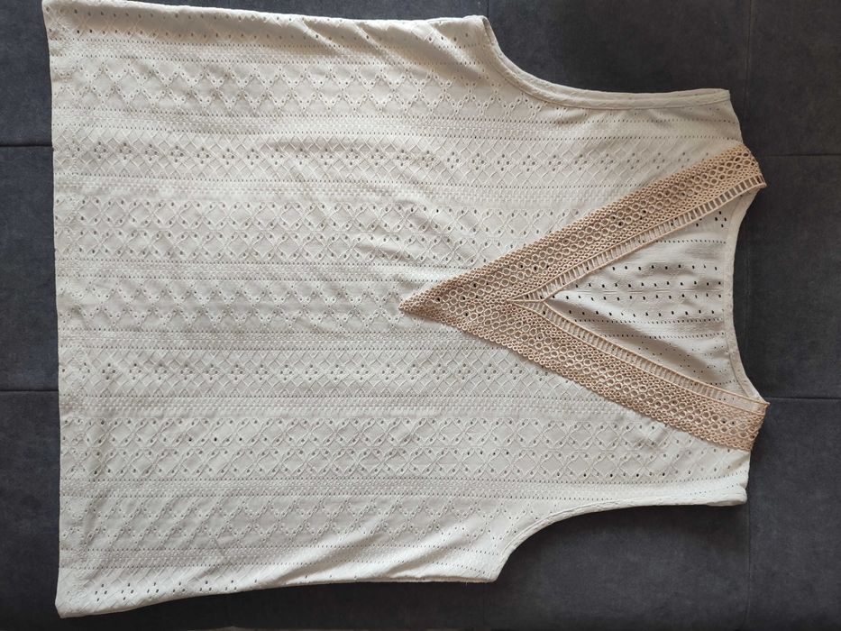 Bluzka z haftem i ozdobnym dekoltem