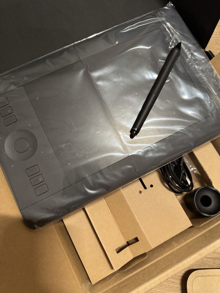 Графічний планшет Wacom Intous Pro Small