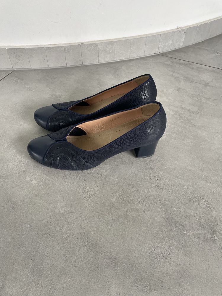 Buty eleganckie czółenka granatowe roz.41 skora