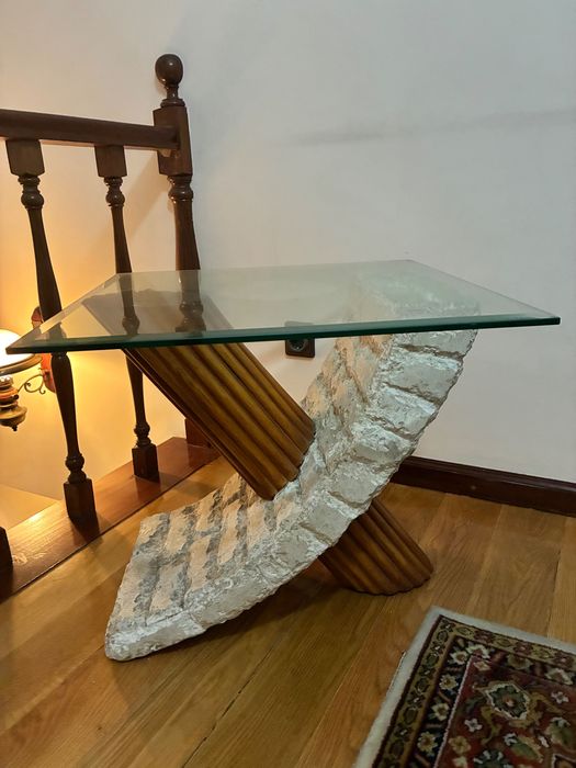 Mesa em vidro e mármore