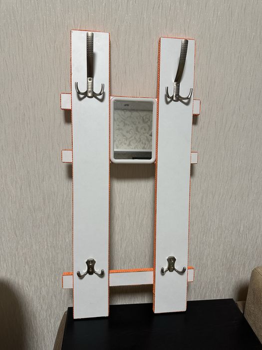 Вішалка для одягу чи аксесуарів.