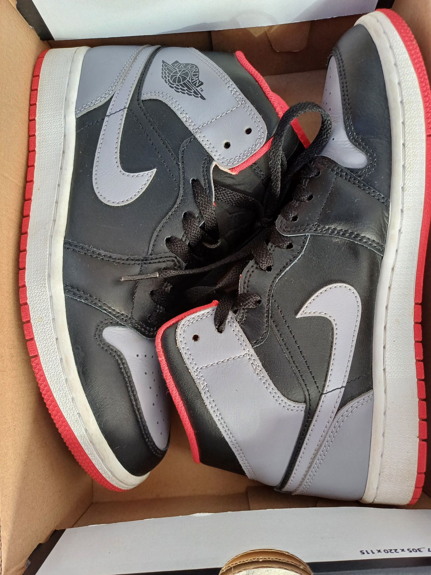 Jordan 1 mid cinzento e preto