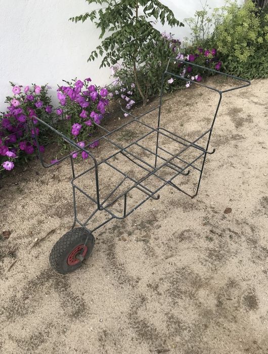 Carrinho de mão para caixas e tabuleiros.