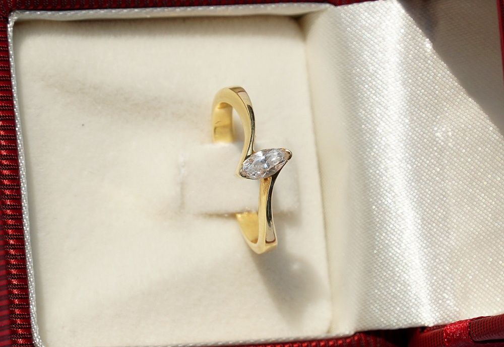 Pierścionek z brylantem 18K(ct) próba 750 brylant-0.22 ct