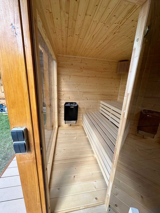 sauna ogrodowa z miejscem na balie, nowoczesne spa zewnętrzne premium