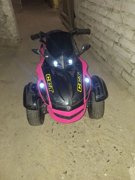 Różowy motor trójkołowy na akumulator dla dzieci XL.