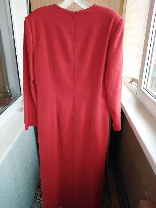 Продам элегантное красное и бежевое платье с длинными рукавами