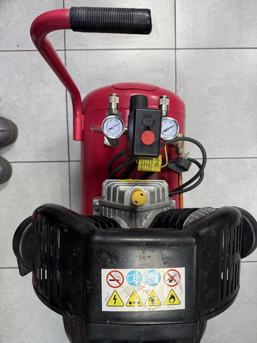 Компресор Intertool РТ-0004,50л,2циліндра,354л/хв,220В,8атм,223кВт