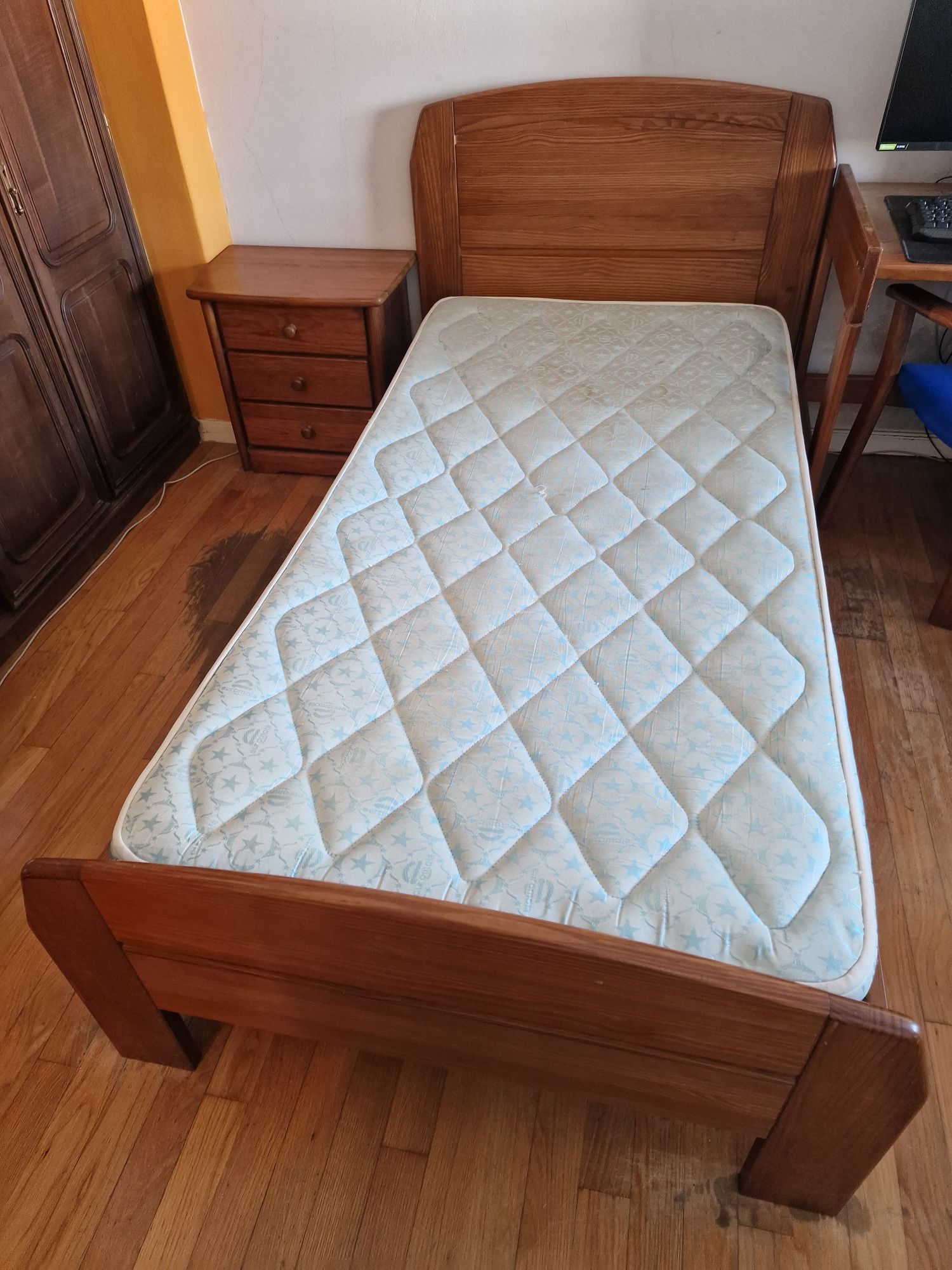 Cama de solteiro + Mesinha de cabeceira em pinho tratado