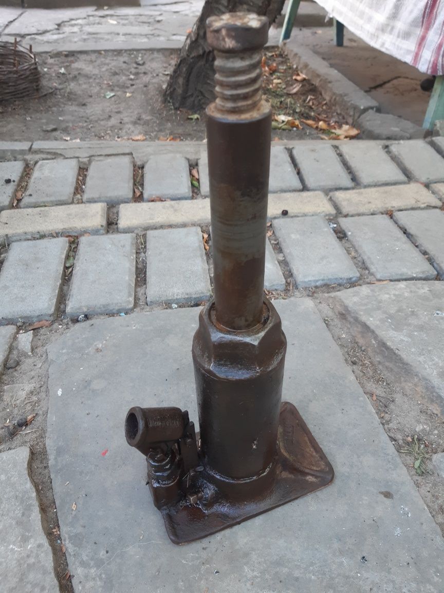 Домкрат гiдравлiчний