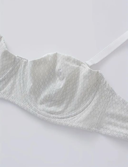 Бюстгальтер без пуш ап, есть три цвета. Размер 75 В.Новый.Цена: 250грн