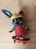 Królik Bing figurka na deskorolce napęd jeździ skateboarding