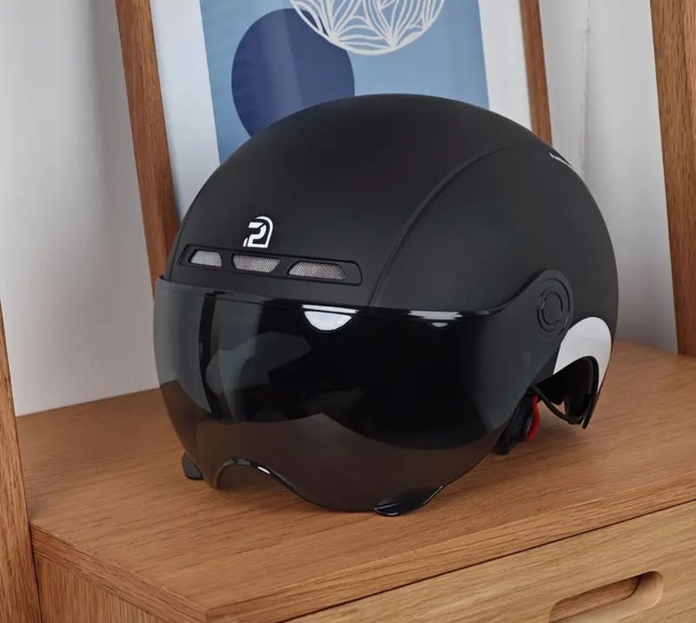 Kask na hulajnogę z szybką. Nowy