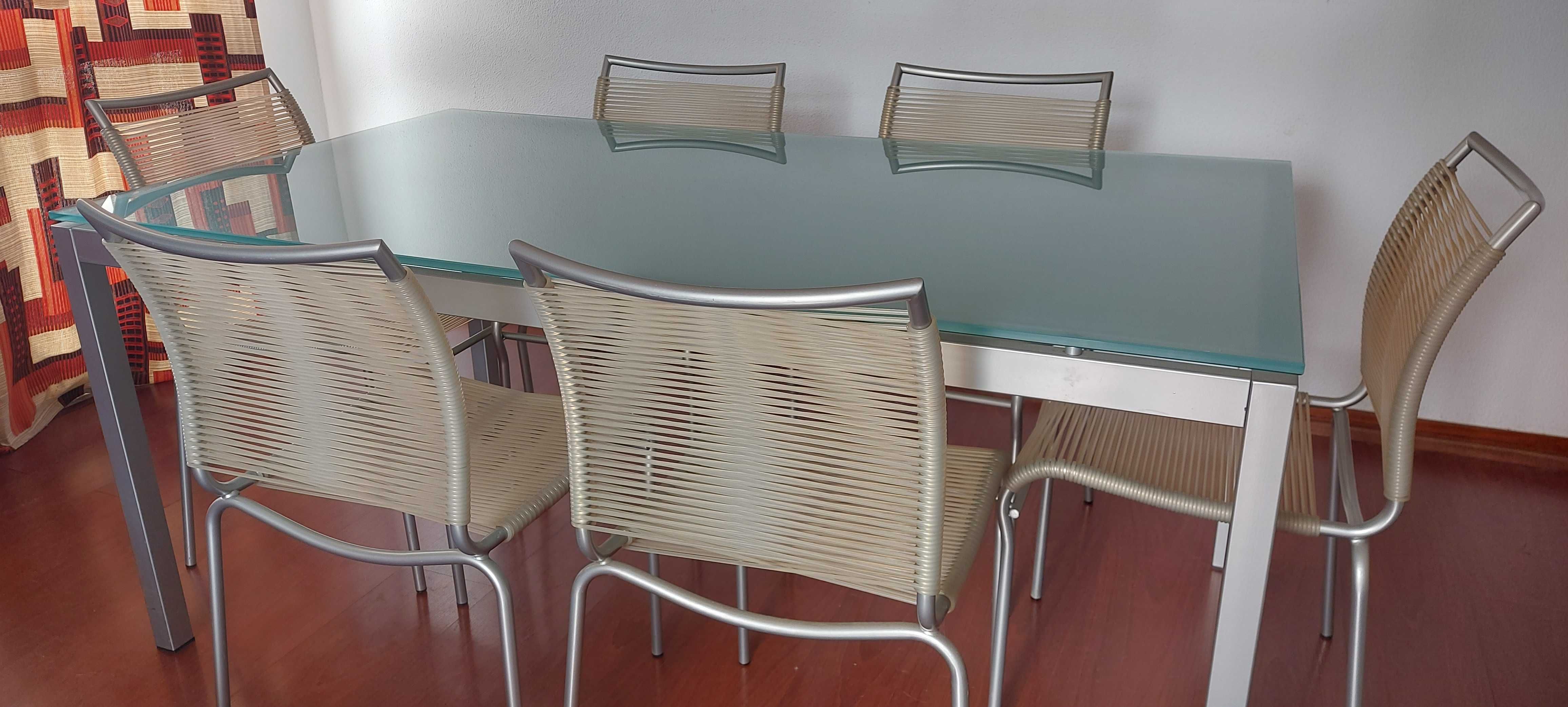 Mesa com tampo em vidro e 6 cadeira, do desenhador italiano Calligaris