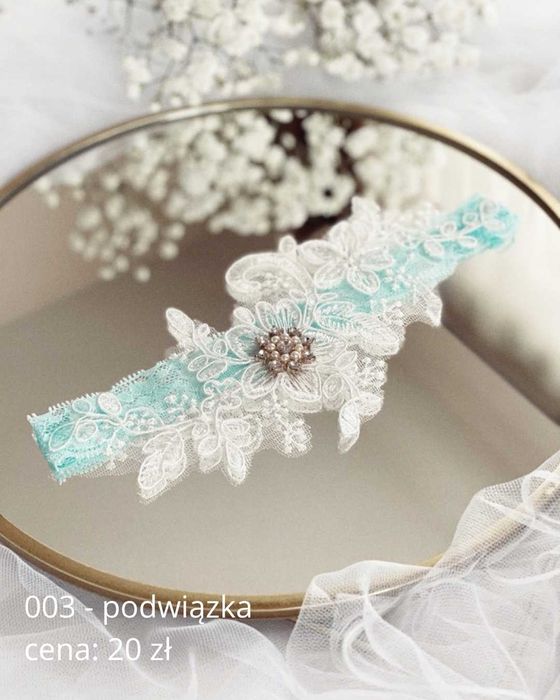 Koronkowa biało niebieska podwiązka ślubna zdobiona