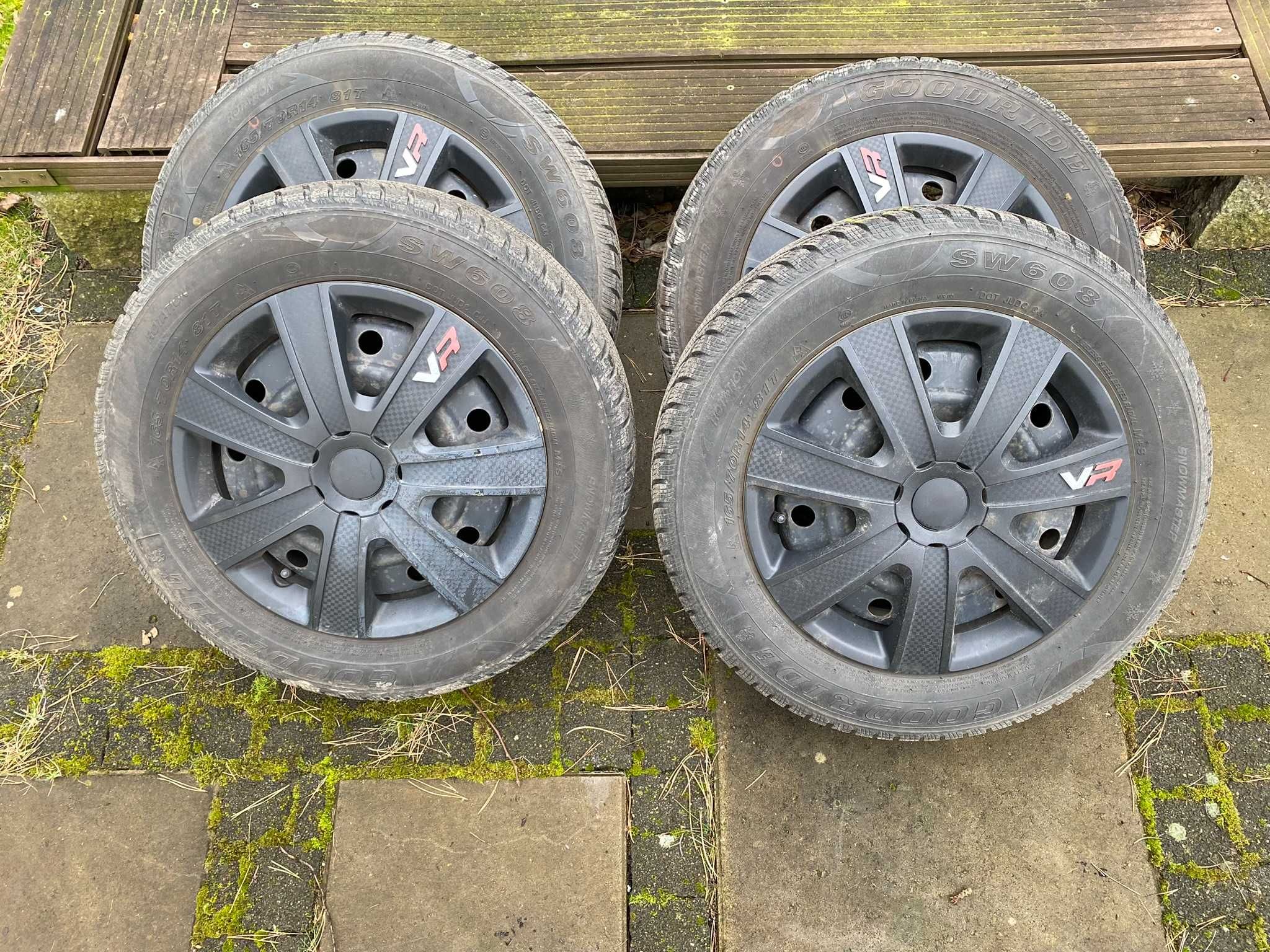 165/70 R14 Komplet opon zimowych Goodride + felgi + kołpaki