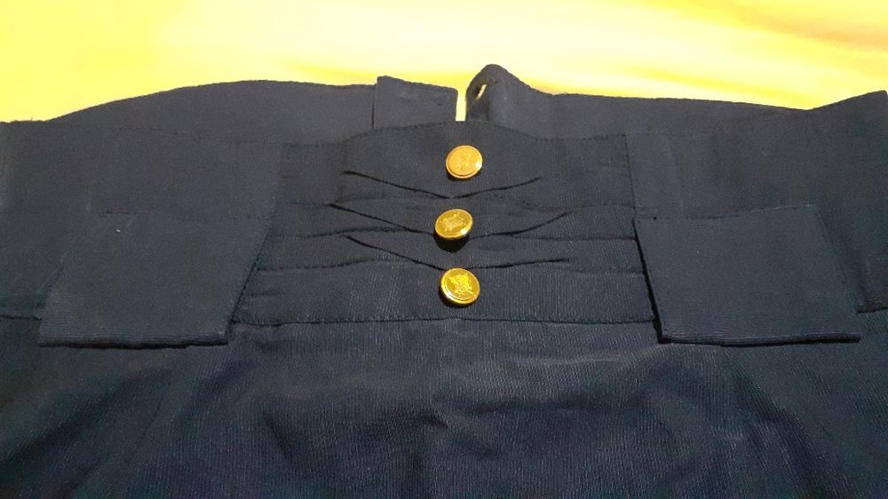 4€ cada, ou 3 peças 5 euros, duas saias e calça informal tudo S/M