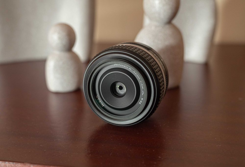 Lente NIKON NIKKOR Z 28mm f/2.8 SE + Filtro UV BENRO 52mm