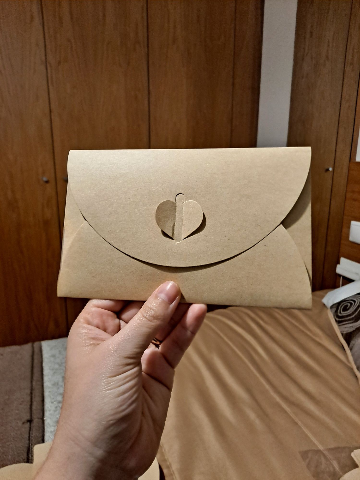 Envelopes para convites em papel craft e fecho em forma de coração