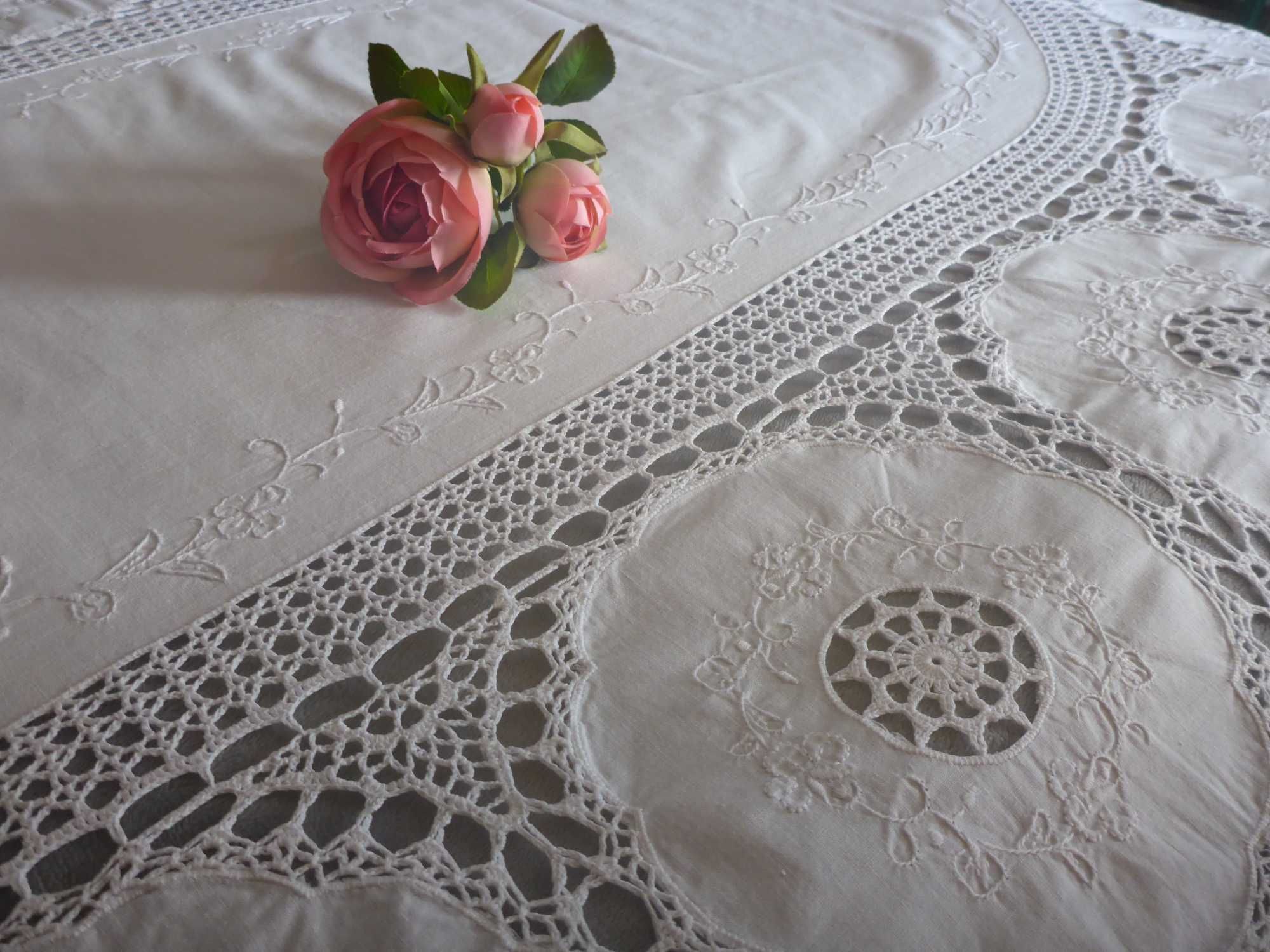 Grande toalha retangular ovalada , linho bordado á mão crochet 240x160