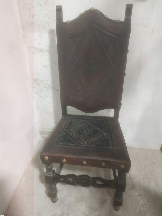 Várias diferentes cadeiras antigas em madeira maciça