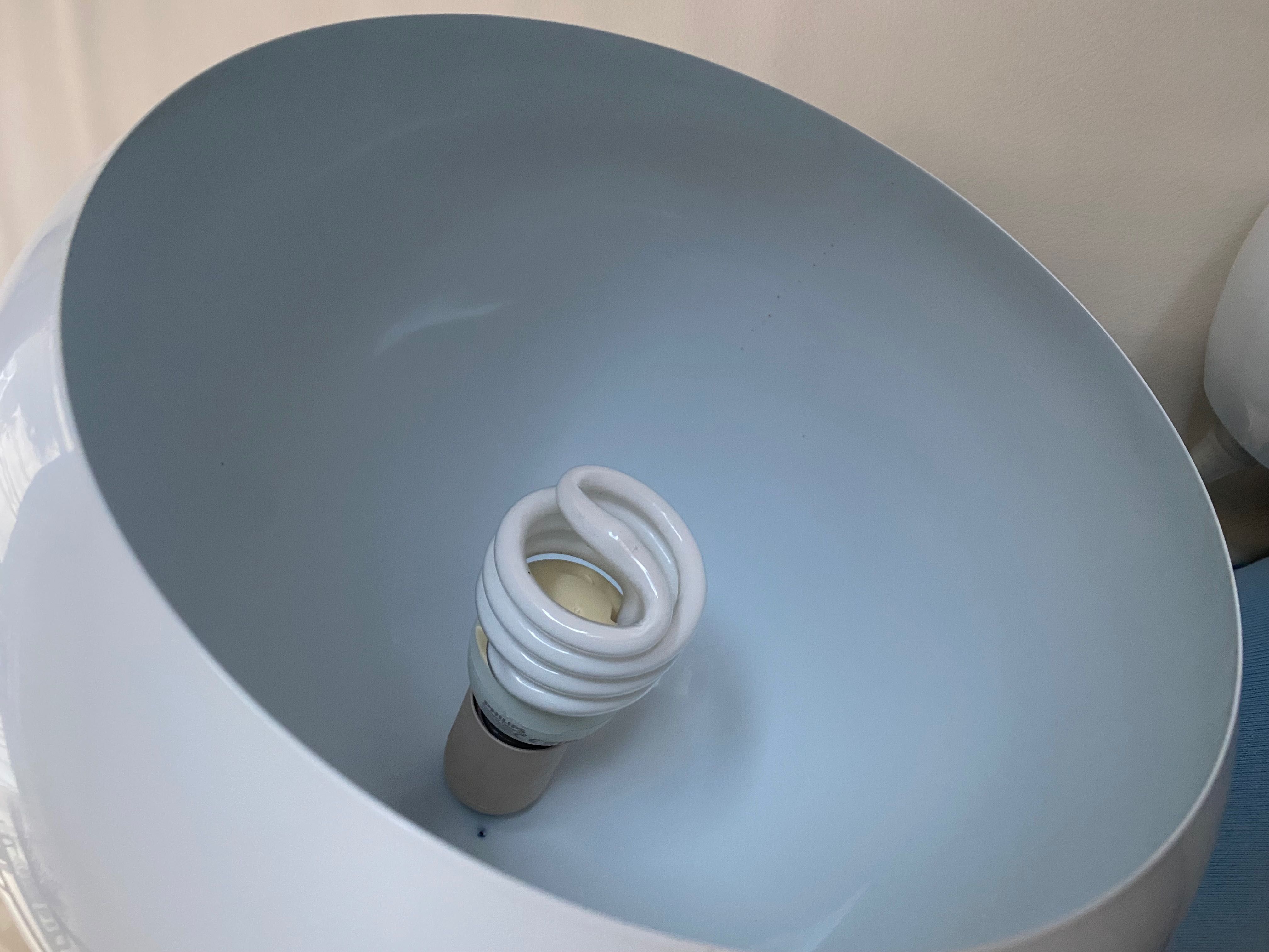 Lampa sufitowa w kolorze białym